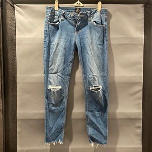 Skinny jeans with rips